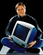 Tiểu sử huyền thoại Steve Jobs 1998 chụp hình cùng iMac