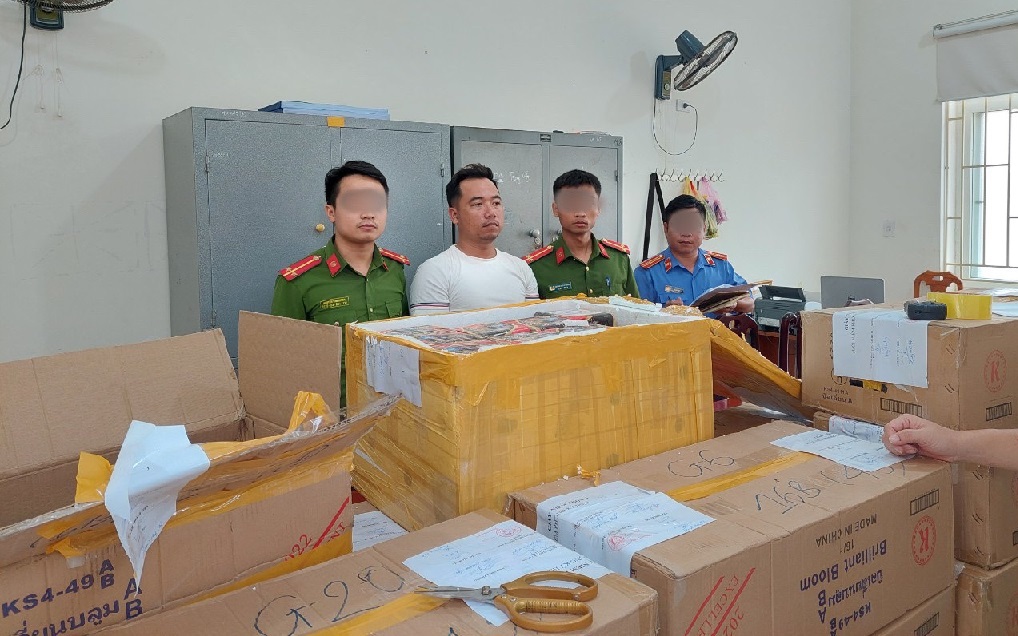 Bắt quả tang 2 đối tượng vận chuyển hơn 1 tạ pháo qua biên giới để lấy