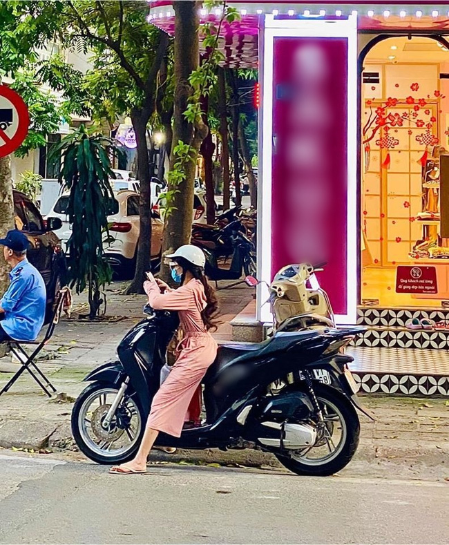 Cô gái có chiều cao khiêm tốn nhưng lại đi xe máy to đùng ...