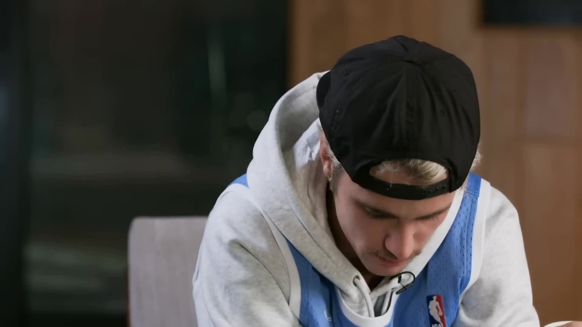Justin Bieber từng khóc nói về mặt tối ngành giải trí