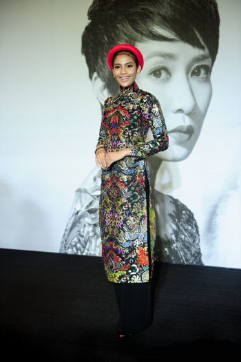 Á hậu Trương Thị May diện áo dài truyền thống do NTK Thuỷ Nguyễn dành tặng riêng