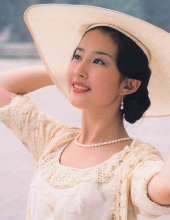 Năm 2002, Lưu Diệc Phi bước chân vào làng giải trí với vai Bạch Tú Châu trong Kim phấn thế gia, khi đó cô chỉ mới 15 tuổ
