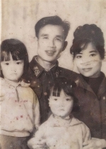 Nghệ sĩ Vân Dung chụp cùng bố, mẹ và chị gái