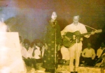 Trịnh Công Sơn đệm guitar cho Khánh Ly hát Ru ta ngậm ngùi tại trường đại học Văn Khoa Sài Gòn (1967)