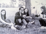 Trịnh Công Sơn và các nữ sinh Cao Nguyên. Ảnh tư liệu, trước 1975